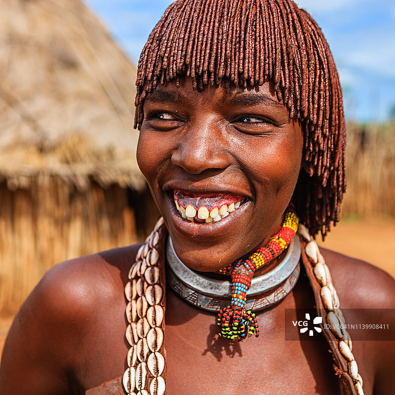 来自埃塞俄比亚哈默部落的女人肖像图片素材