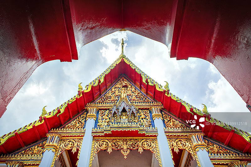 泰国普吉岛查龙寺主殿图片素材
