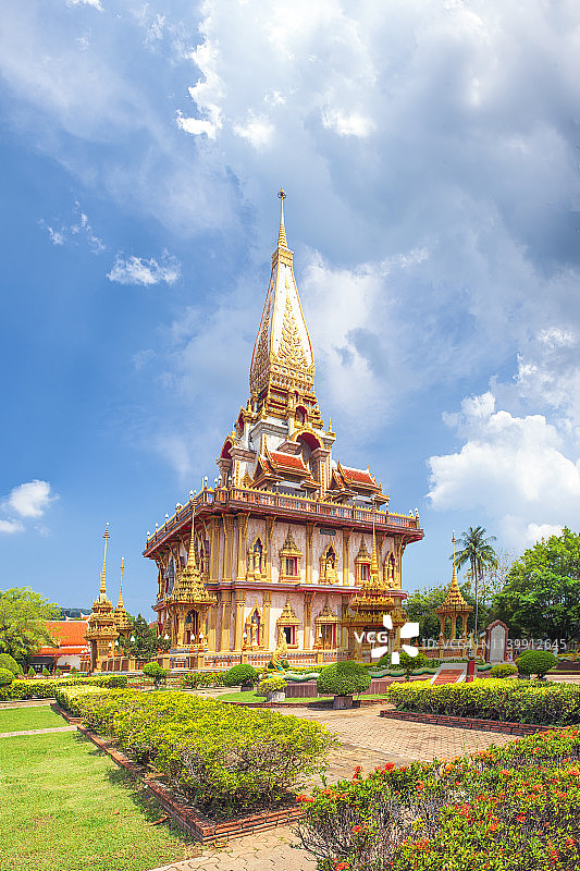 泰国普吉查龙寺金色大佛塔图片素材