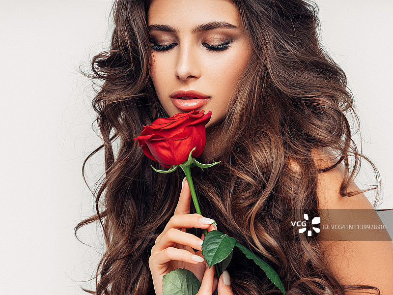 拥有完美发型的美丽女人图片素材