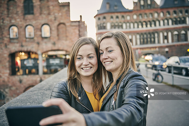 两位年轻女性自拍图片素材