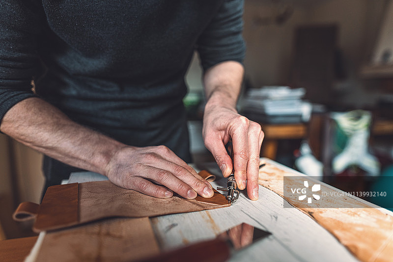 男人制作皮钱包图片素材