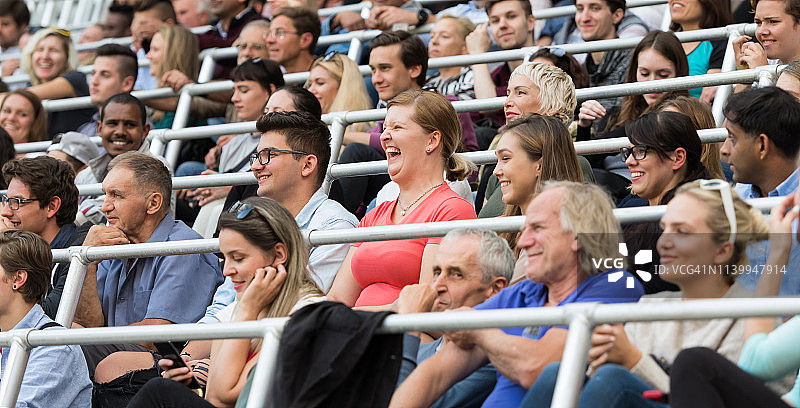 在看台上欢呼的体育迷图片素材