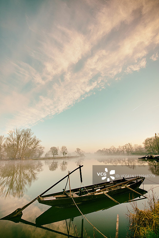 法国谢尔河上的船，雾蒙蒙的早晨图片素材