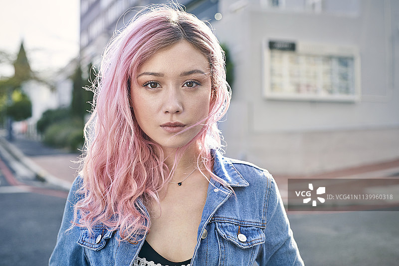 都市街道上的年轻女性肖像图片素材