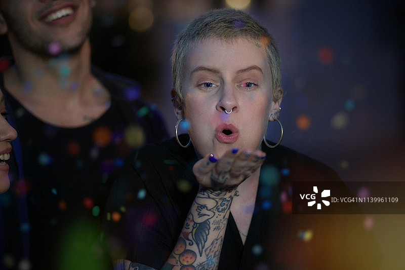 吹洒彩纸的年轻女人图片素材