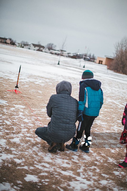 父子发射火箭图片素材