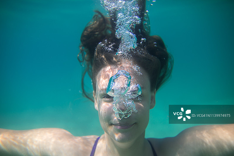 在海水中潜水的青少年男孩图片素材