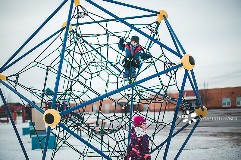 孩子们在操场上玩耍图片素材