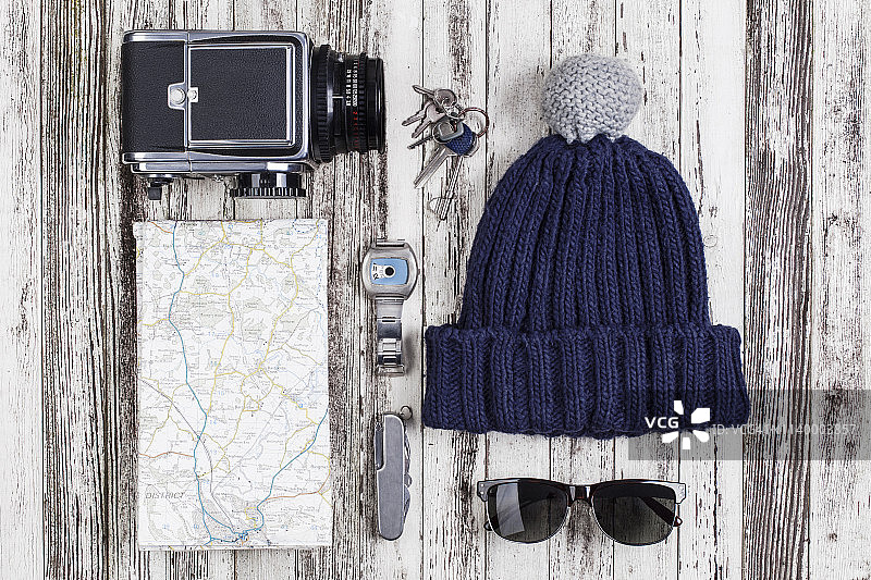 地图、中画幅相机和袖珍刀静物图片素材