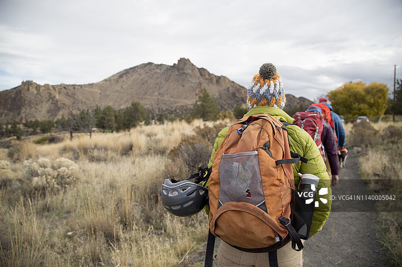 徒步者在美国俄勒冈州史密斯岩州立公园的步道上行走图片素材