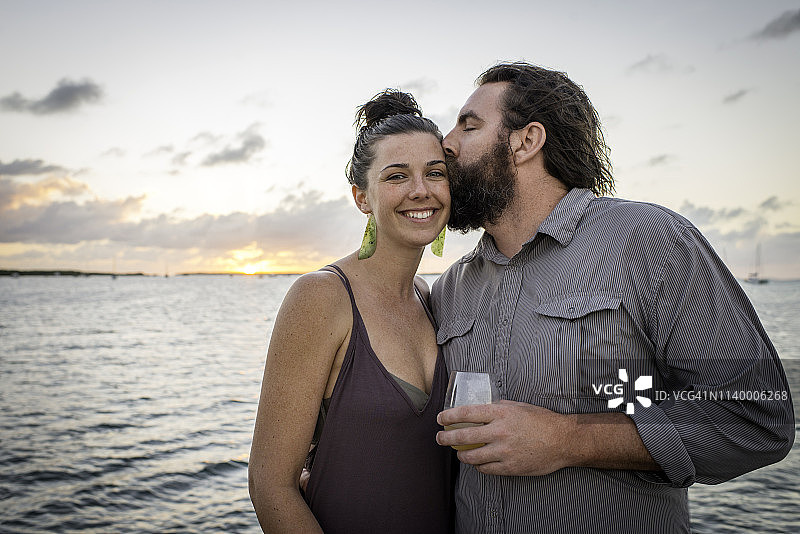 男人在佛罗里达群岛亲吻女友的脸颊图片素材