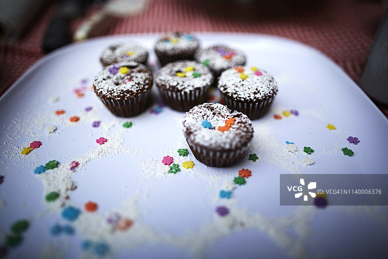 托盘上的巧克力玛芬图片素材