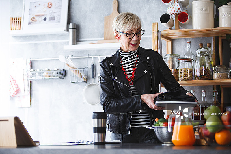 在厨房准备工作的女人图片素材