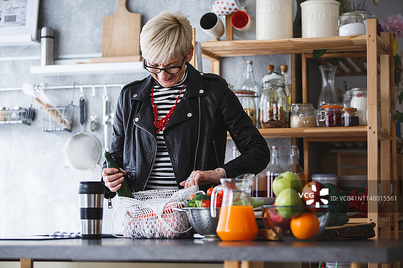 女人从可重复使用的袋子里取出食品图片素材