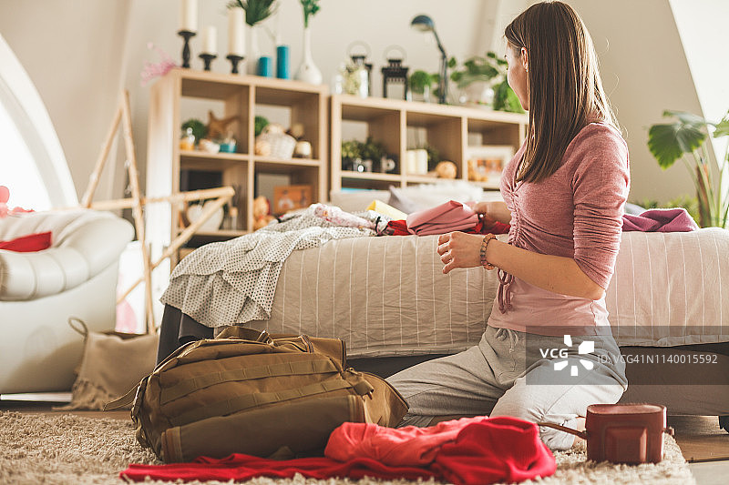 女人打包背包，准备旅行图片素材