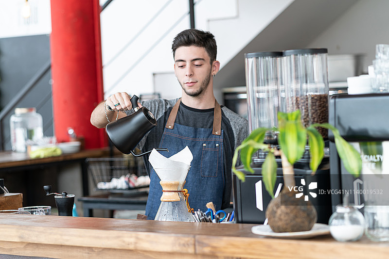 在咖啡馆制作咖啡的拉丁美洲咖啡师图片素材