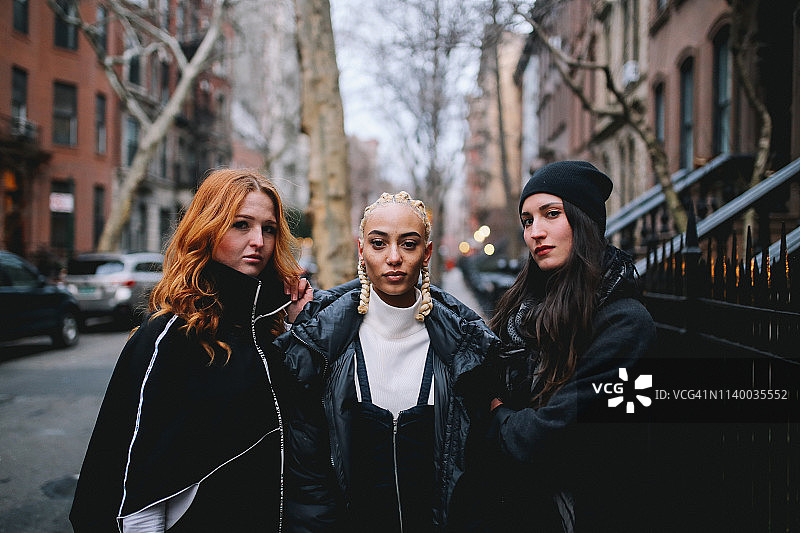 纽约曼哈顿下城，具有表现力的女权主义态度的时尚年轻女性图片素材