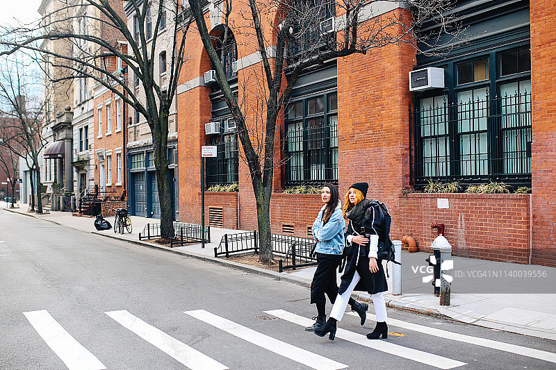 年轻的女人们在纽约曼哈顿西村享受阳光明媚的一天图片素材