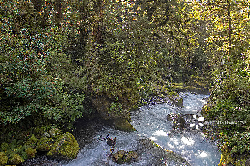 玛丽安湖下玛丽安溪的瀑布图片素材