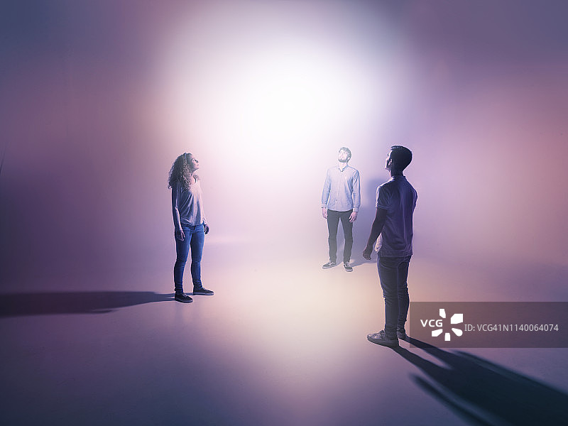 年轻人看着光图片素材