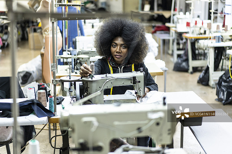 在缝纫车间工作的年轻非洲裔女性图片素材