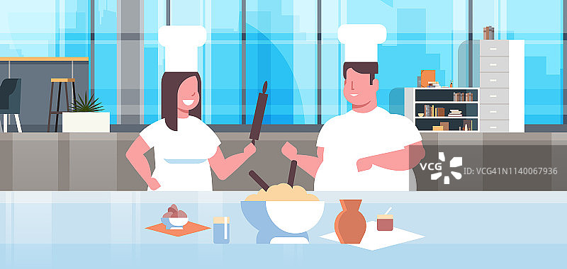 肥胖的厨师夫妇准备美味佳肴，超重的男女厨师一起在现代厨房内烹饪，餐厅工作人员团队横向肖像图片素材