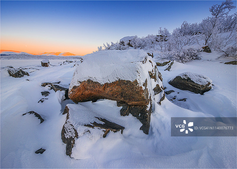 拉普兰阿比斯库国家公园内的北极天空冬日美景图片素材