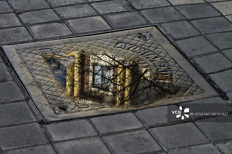 下水道井盖中的倒影图片素材