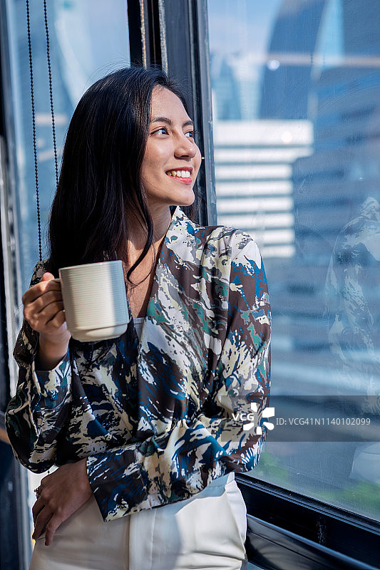 亚洲女商人办公室放松咖啡休息肖像图片素材