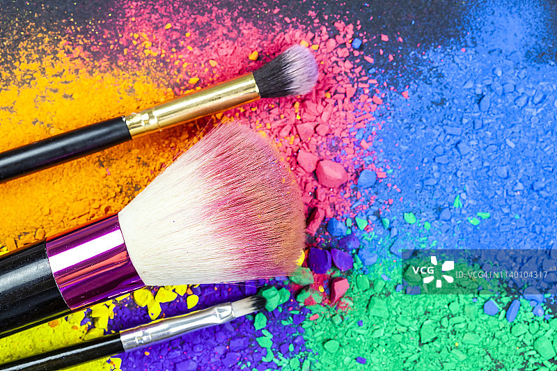 彩色颜料粉末堆，彩虹背景图片素材