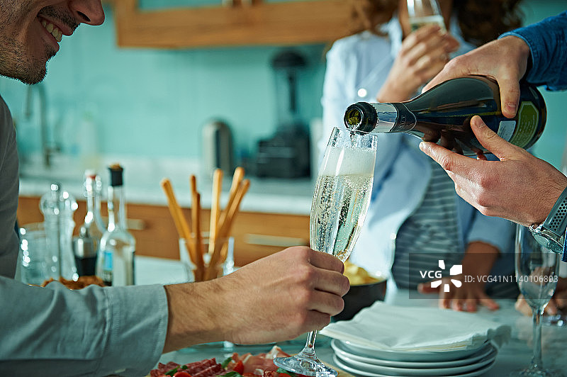 朋友们在家庆祝图片素材