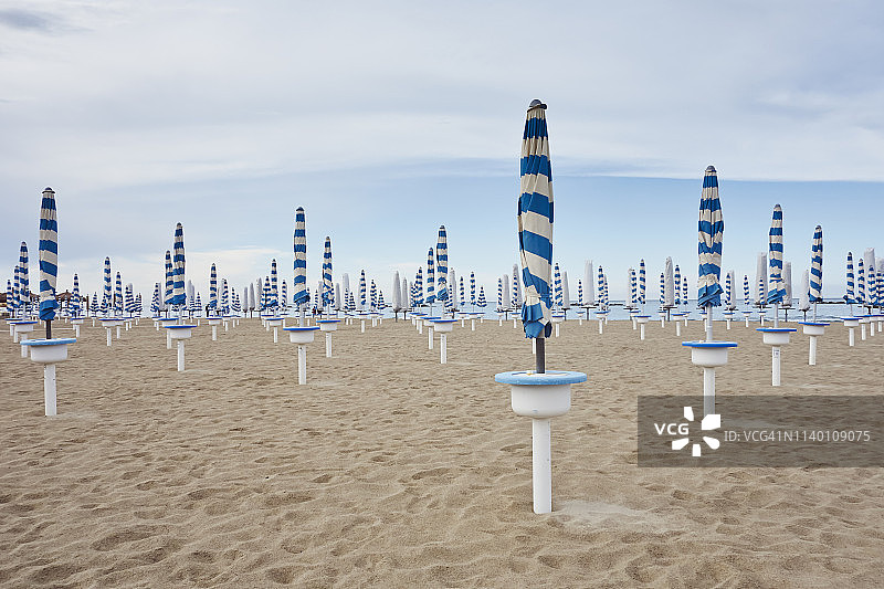 意大利阿布鲁佐佩斯卡拉沙滩上成排的沙滩伞图片素材