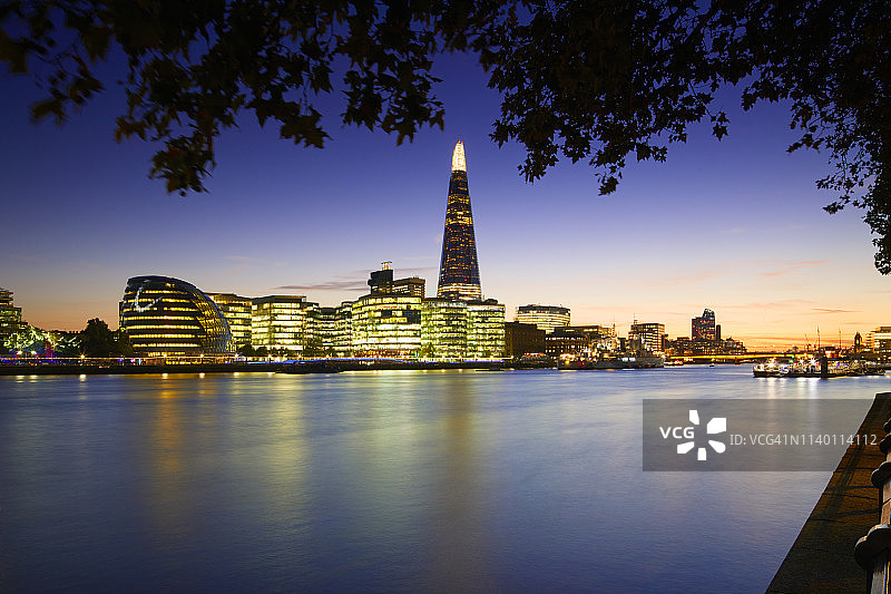 伦敦泰晤士河、碎片大厦和南岸的黄昏景色，英国图片素材