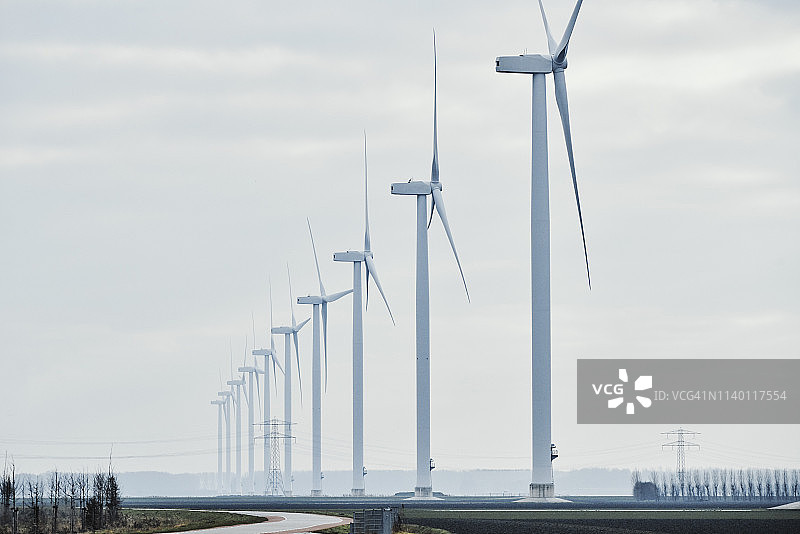 荷兰弗莱福兰省阿尔梅勒的风力发电场图片素材