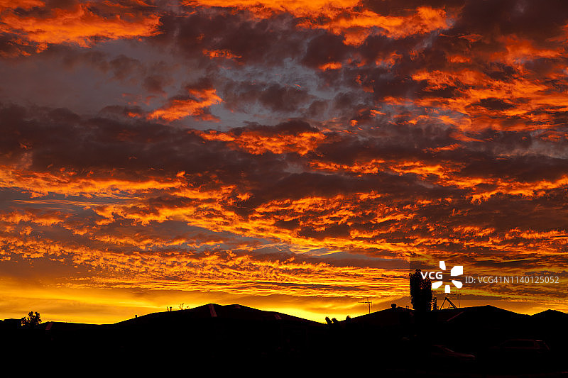 日落时房屋的剪影图片素材