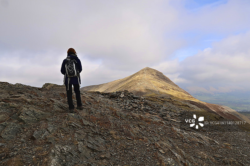 在 Grisedale Pike 上的徒步旅行者 - 英国湖区图片素材