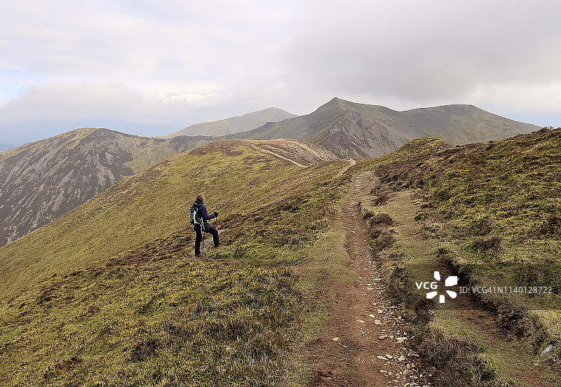 在山脊上的徒步者 - 英国湖区图片素材