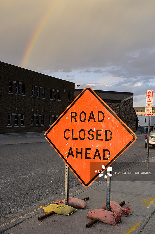 美国北达科他州迈诺特市中心道路封闭标志图片素材