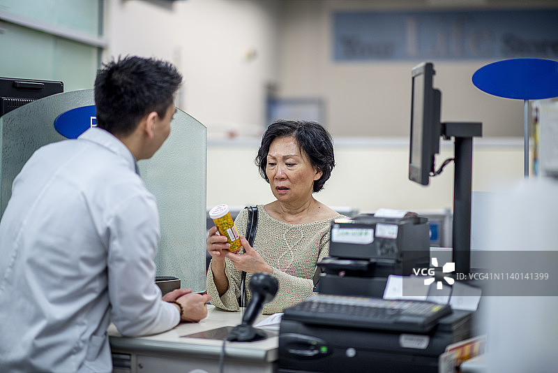药剂师指导老年人图片素材