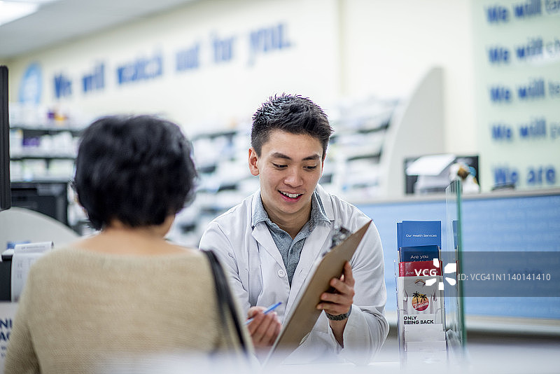 药剂师向患者解读结果图片素材