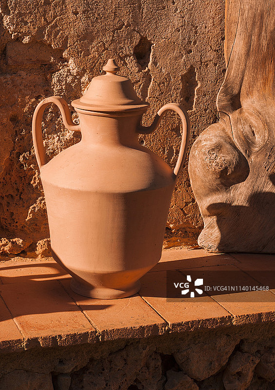 乡村风格和朦胧阴影中的带盖老式赤陶花瓶图片素材