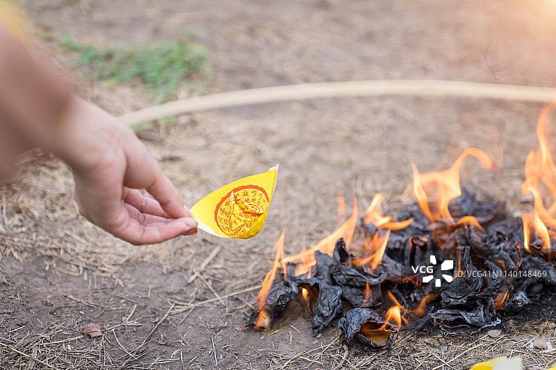 清明节祭祀焚烧祭品图片素材