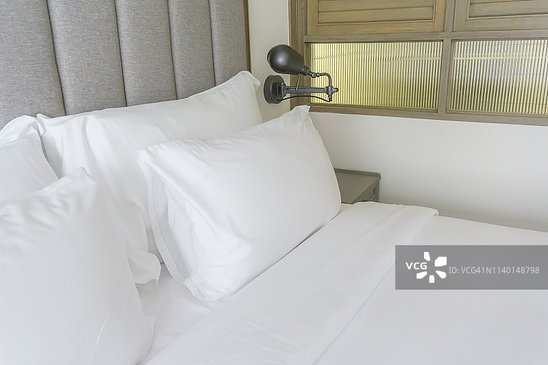 布置在床上的枕头图片素材