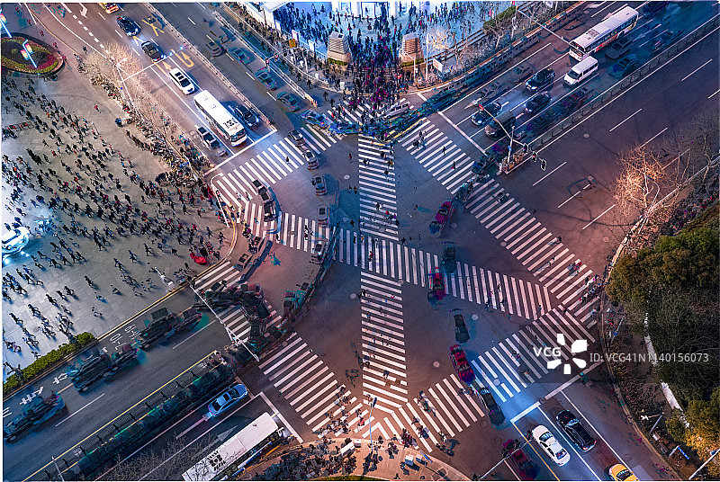 上海繁忙道路路口鸟瞰（夜间）图片素材