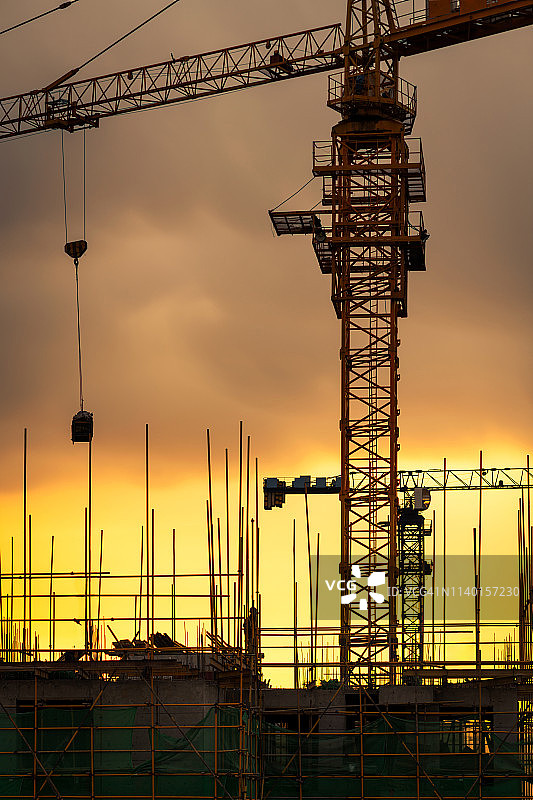 工程师和建筑团队在高层建筑脚手架上安全施工的轮廓图片素材