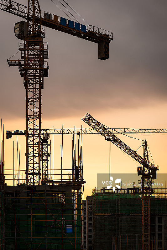 工程师和建筑团队在高层建筑脚手架上安全施工的轮廓图片素材