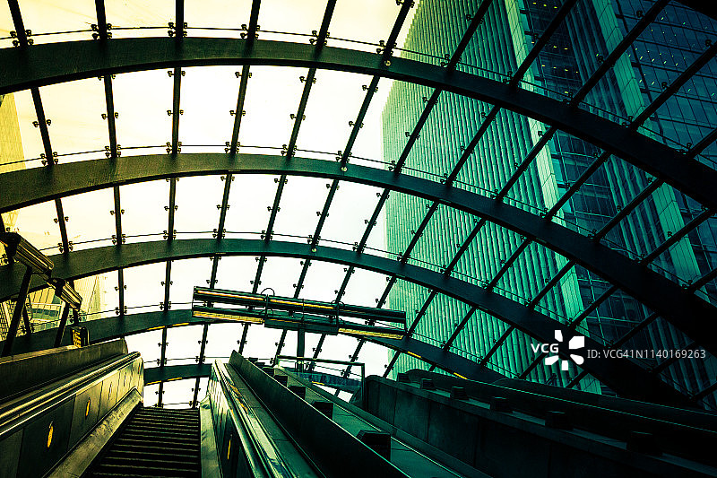 英国伦敦金丝雀码头地铁站的未来现代建筑图片素材