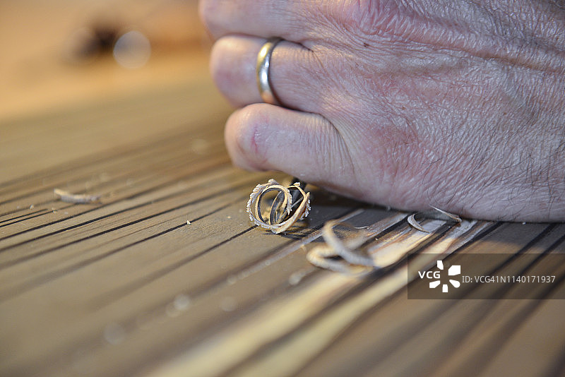 艺术家雕刻木头图片素材