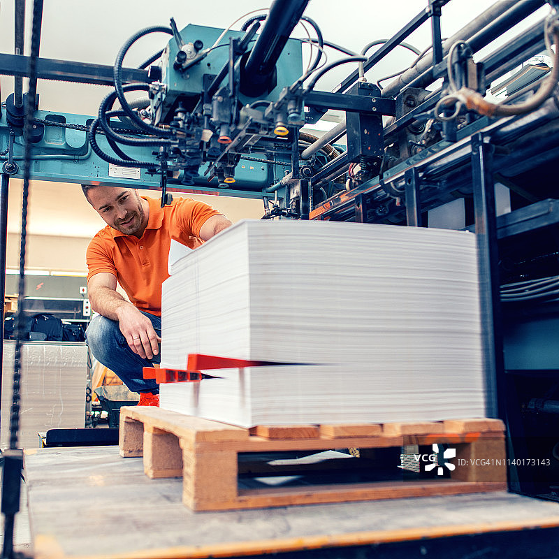印刷厂工人图片素材
